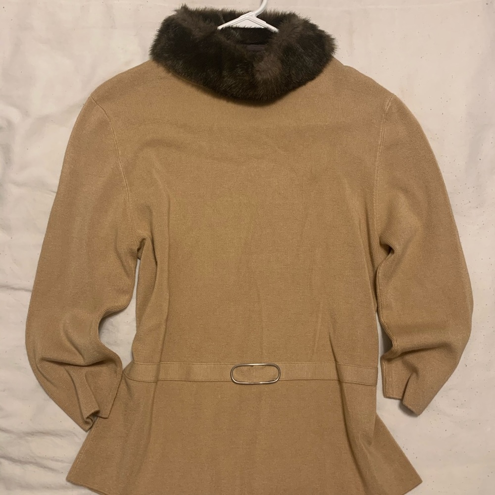 Gorgeous sweater with detachable fur collar